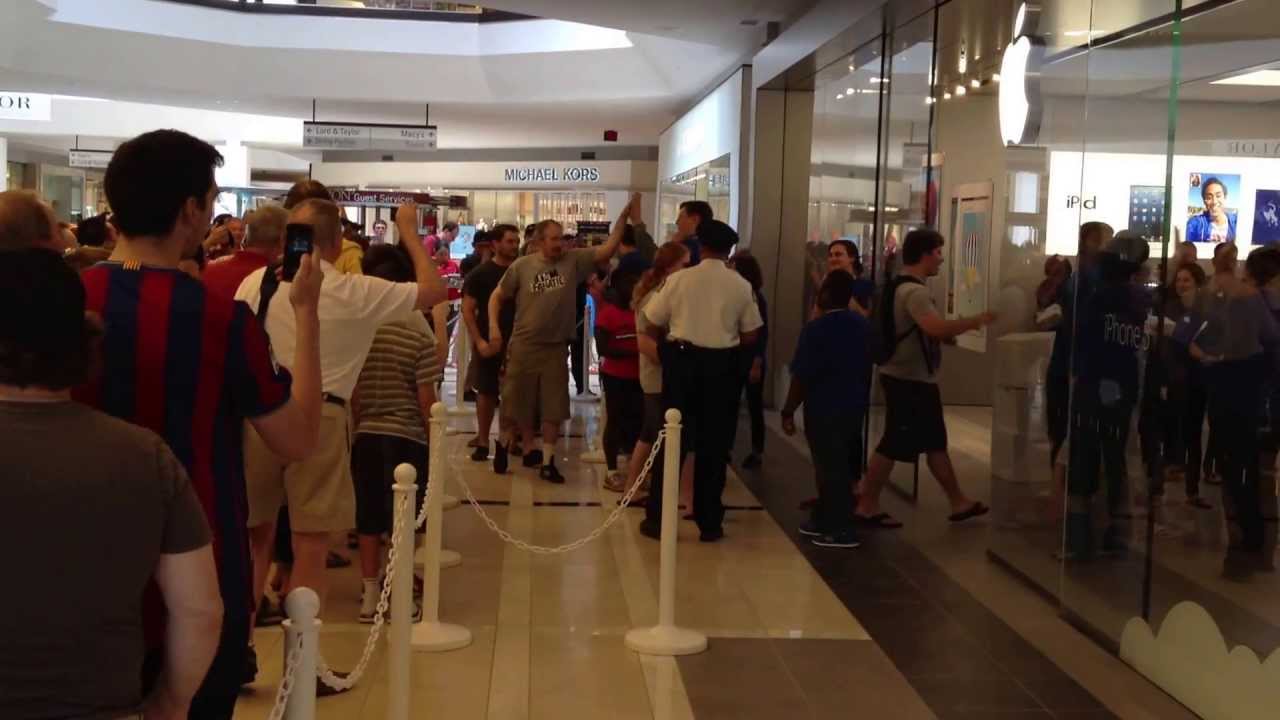 Apple Store Opening at the Quaker Bridge Mall