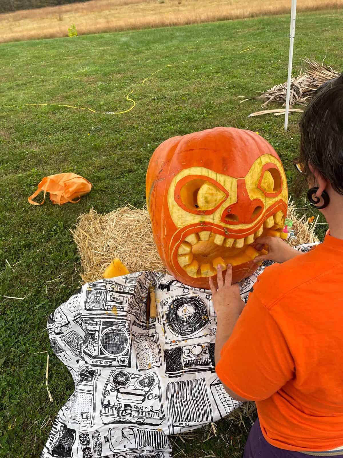 Oregon man turns pumpkin carving hobby into Halloween art display