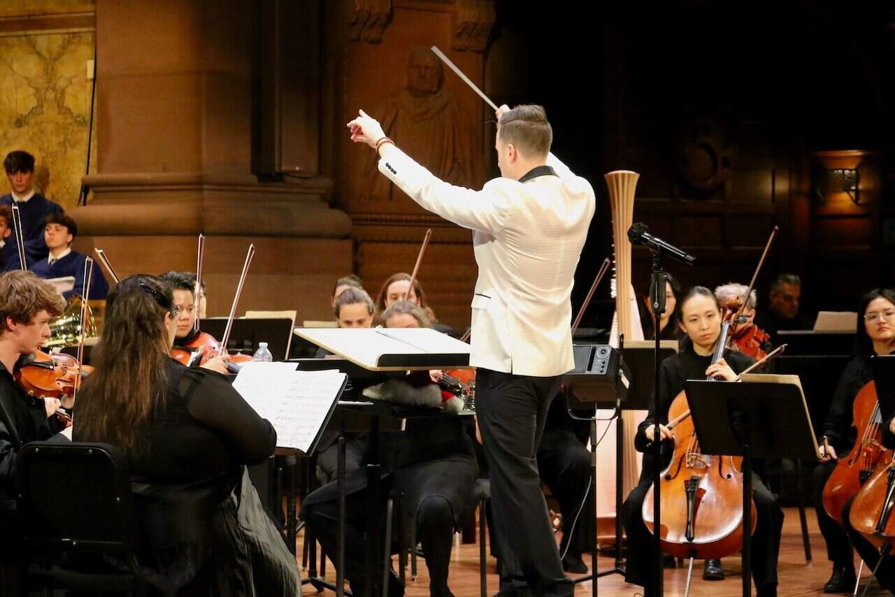 John Devlin conductor Holiday POPS CREDIT PSO staff photo